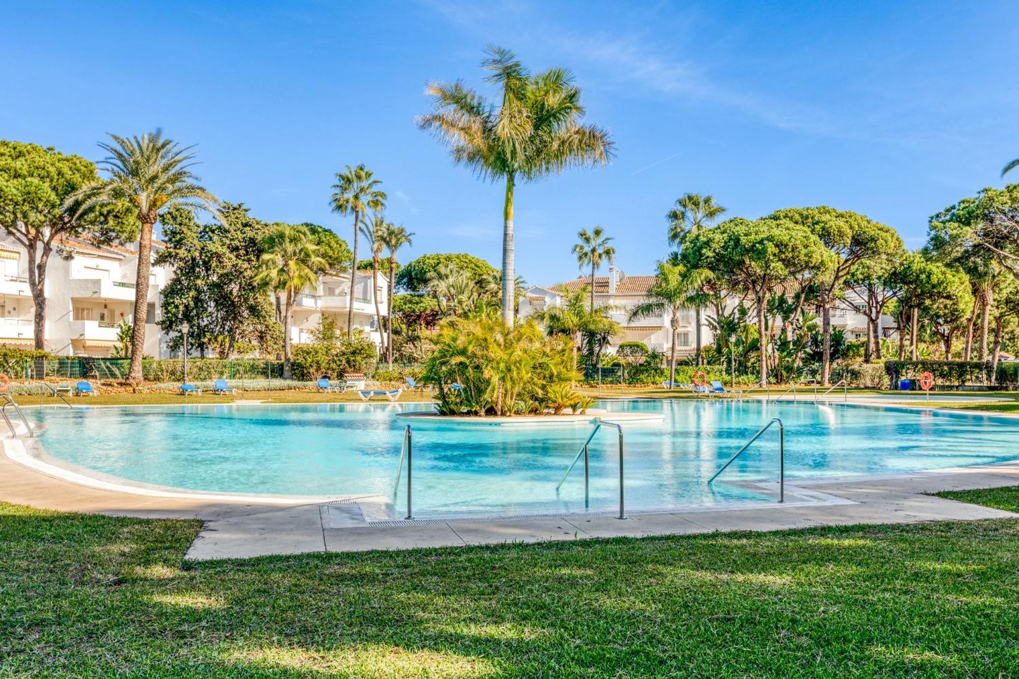 エステポナLife El Presidente Penthouse Pool Viewアパートメント エクステリア 写真