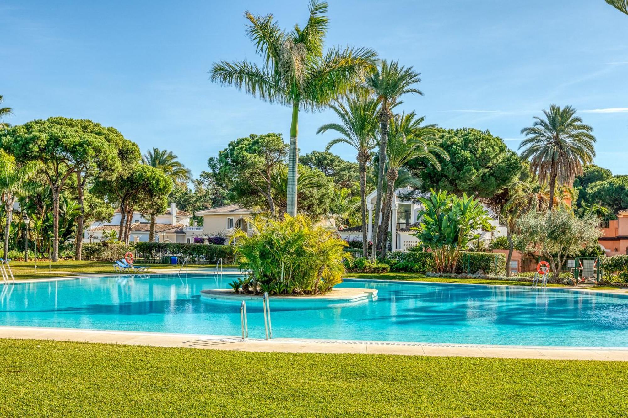 エステポナLife El Presidente Penthouse Pool Viewアパートメント エクステリア 写真